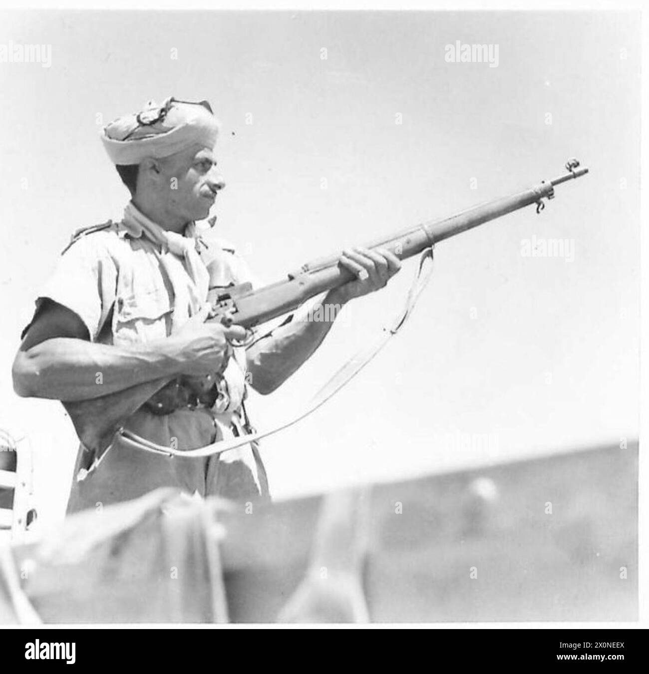 Das Foto zeigt einen freien französischen Saphis-Soldaten, der an der Damaskus-Front an der Seite der britischen Streitkräfte kämpft. Fotografisches negativ, britische Armee. Stockfoto