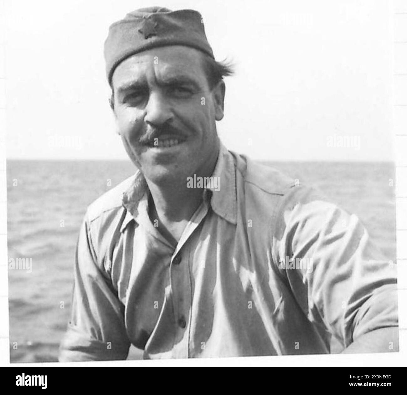 Mitglieder der Nationalen Befreiungsarmee von Marschall Tito zeigen den roten Stern, während sie zwischen 1942 und 1946 in Nordafrika, Sizilien, Italien, dem Balkan und Österreich dienten. Stockfoto