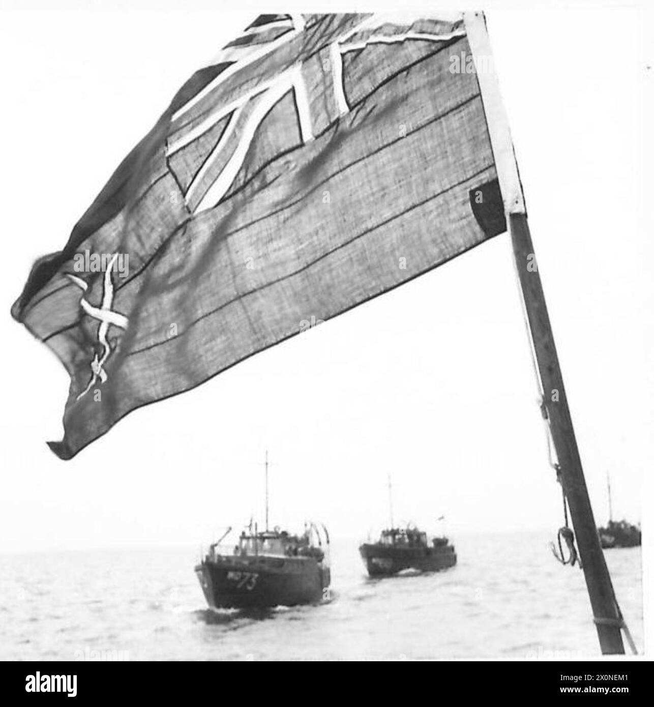 Fotografisches negativ, das die British Army Motor Boat Company zeigt, während eine Patrouille die Flagge flattert und die Operationen der Armee und die Patrouillenaktivitäten veranschaulicht. Stockfoto