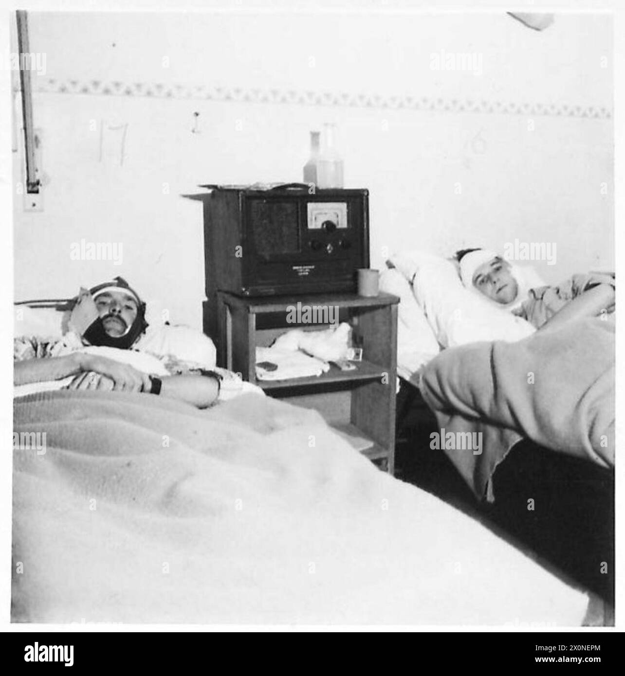 ITALIEN SENDET 1944 - die verschiedenen Programme von B3 und B4 wurden von den Männern in Krankenhäusern mit Spannung erwartet. In diesem Bild hören verwundete kanadische Soldaten in No 83 British General Hospital auf eine Army Ausgabe Wireless Set Italy Forces Broadcasting Stockfoto