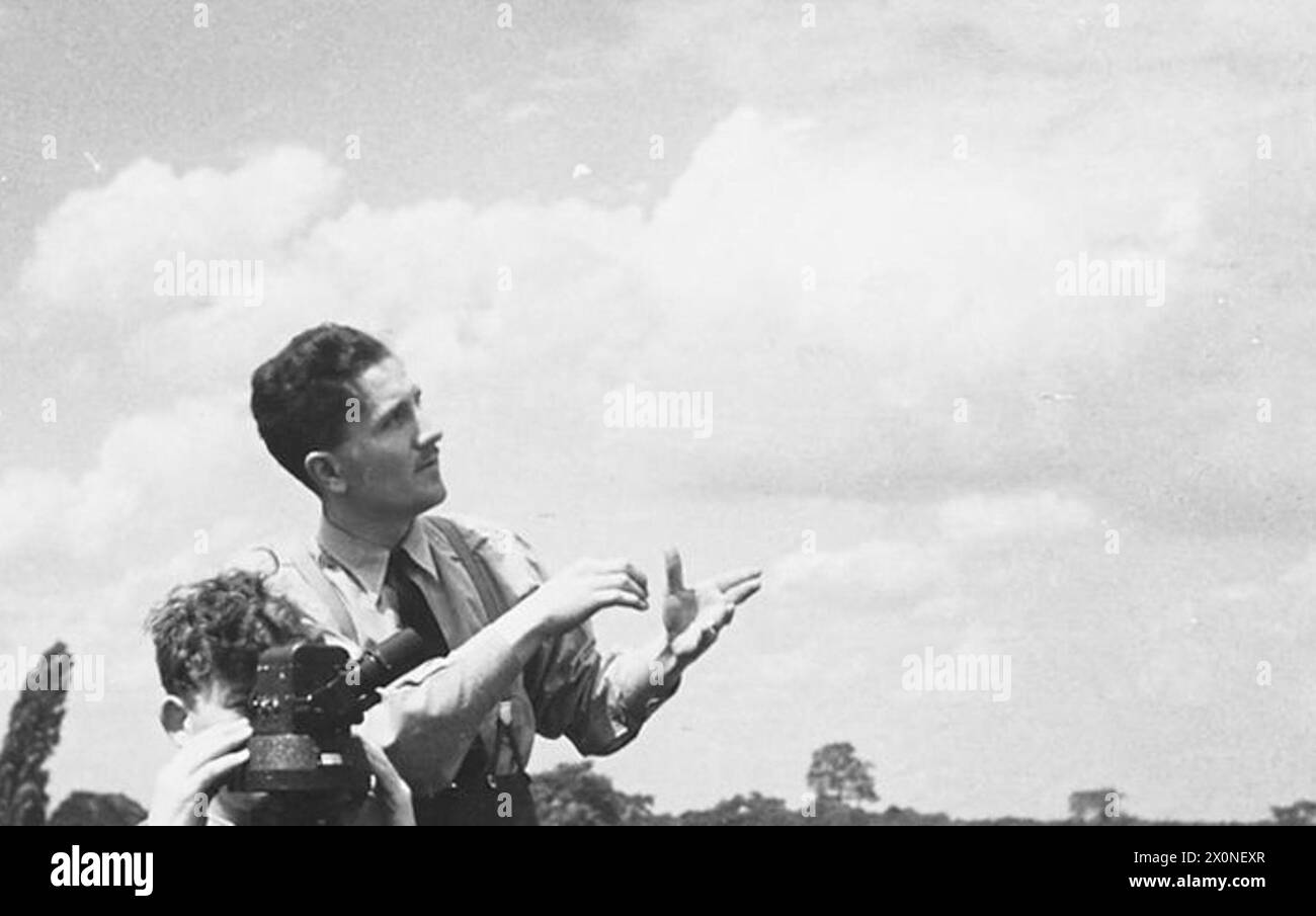 Das RAF-Bodenpersonal und ein Meteorologe führen vor dem Flug Überprüfungen und Vorbereitungen durch, um ein Bomberflugzeug für operative Missionen bereit zu machen. Stockfoto