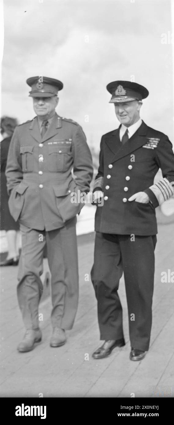 General Sir Hastings Ismay und Admiral der Flotte Sir Andrew Cunningham spazieren vom 13. Bis 15. November 1943 auf dem Quarterdeck der HMS Renown während der Reise nach Nordafrika. Stockfoto