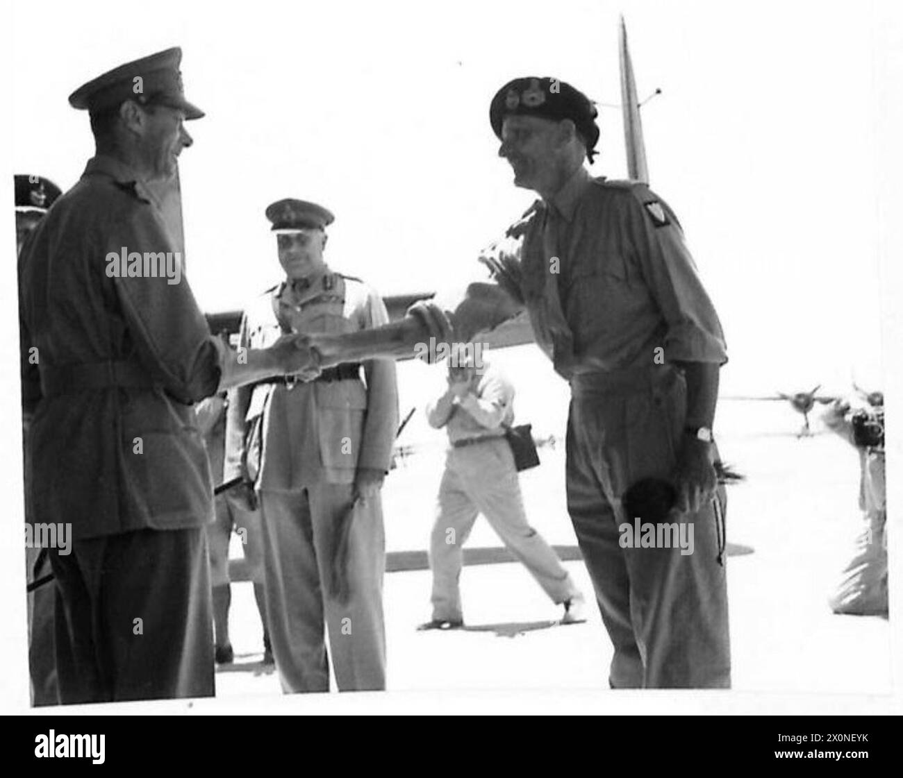 Foto: General Montgomery begrüßt seine Majestät den König bei der Ankunft in Nordafrika unter der britischen Armee. Stockfoto