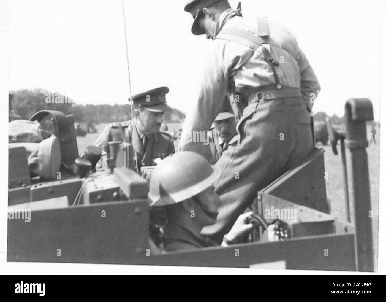 DER OBERBEFEHLSHABER BEI DER DEMONSTRATION - General Sir Alan Brooke inspiziert Funkausrüstung in einem Bren-Trägerfotographischen negativ, britische Armee Stockfoto