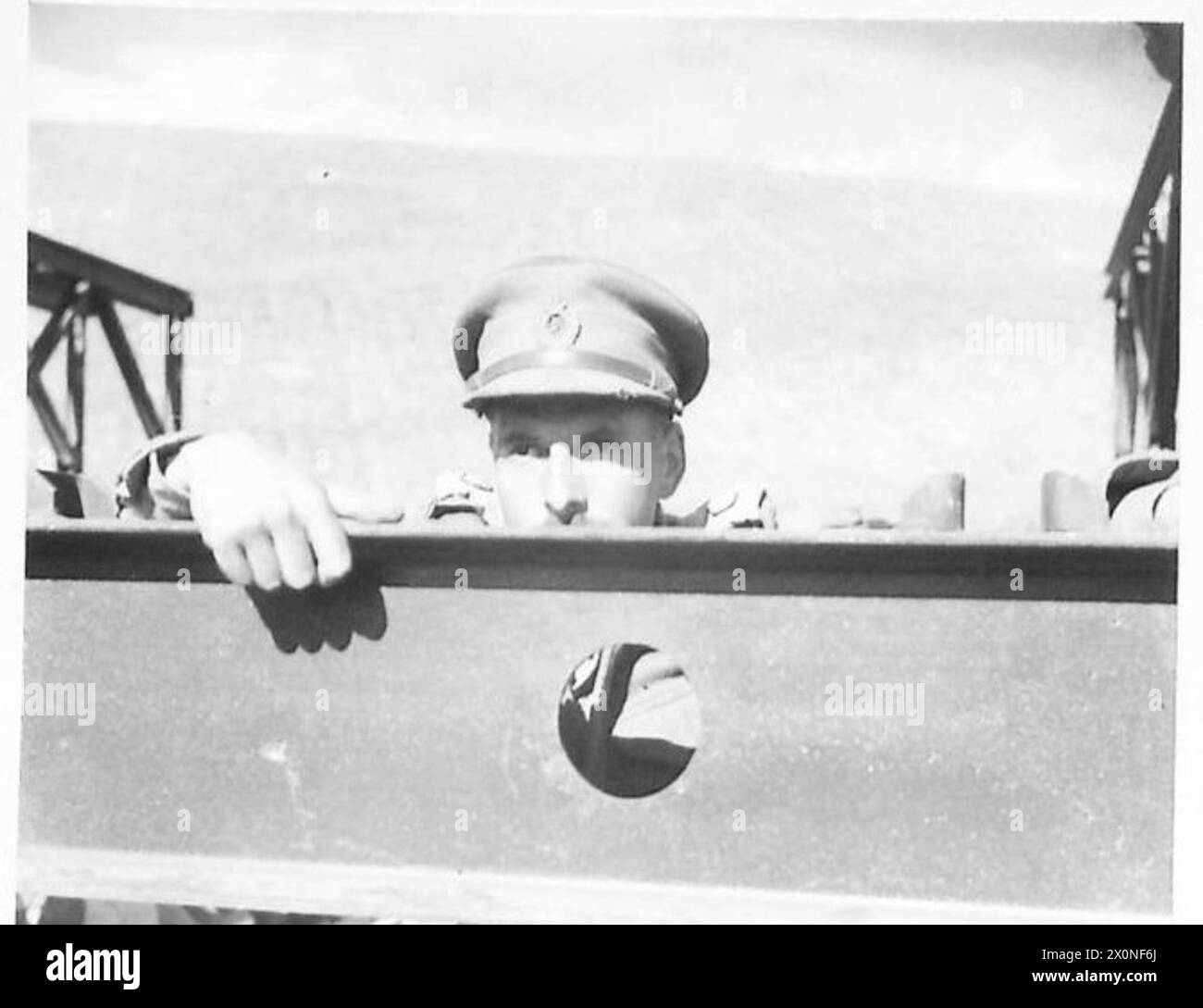 DIE BAILEY-BRÜCKE - der Offizier der R.E. Coy., Major C.L. Bagley von Middlesbrough, hat ein waches Auge auf die Ebenen, während die Nase nach vorne geschoben wird. Fotografisches negativ, britische Armee Stockfoto