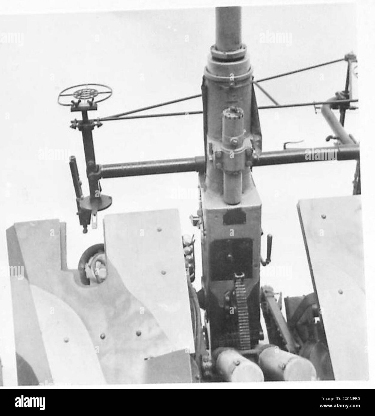 Gunner G.R. Smith betreibt ein mobiles Artilleriegewehr hinter einem gepanzerten Schild für die 8. Armee. Stockfoto