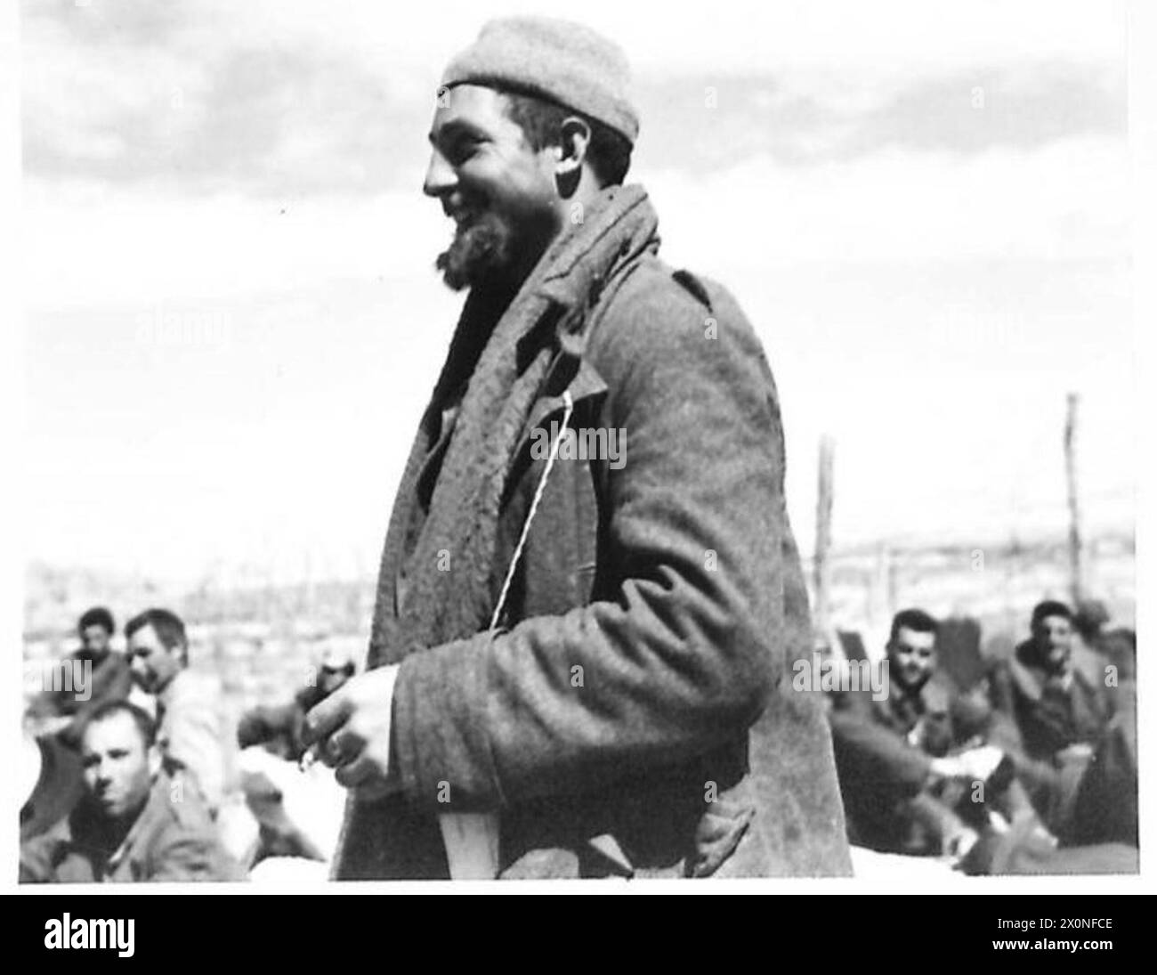 ERSTE ARMEE NIMMT GEFANGENE IN GAFSA-SCHUB - eine andere Art italienischer Gefangener. Fotografisches negativ, britische Armee Stockfoto