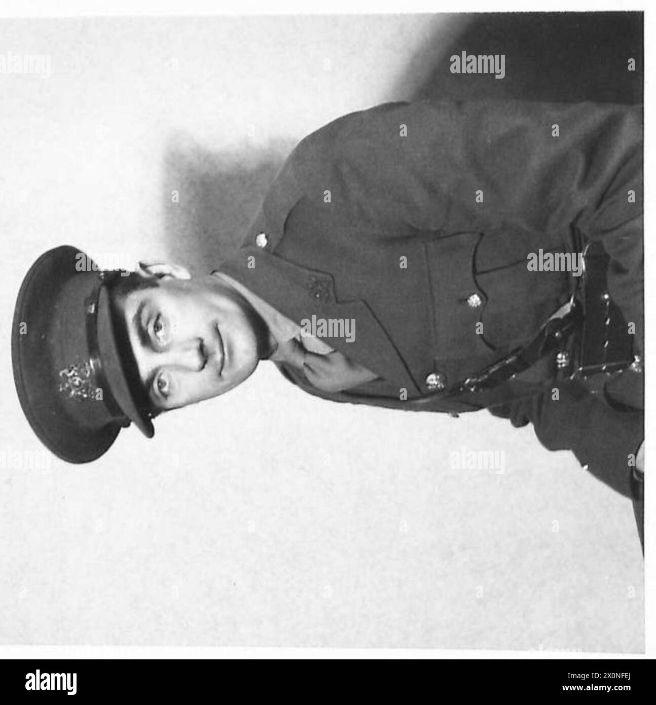Fotografisches negativ mit einem Porträt von Leutnant W. Lockeyear, aufgenommen von einem offiziellen Fotografen des Kriegsministeriums, der Mitarbeiter der britischen Armee repräsentiert. Stockfoto