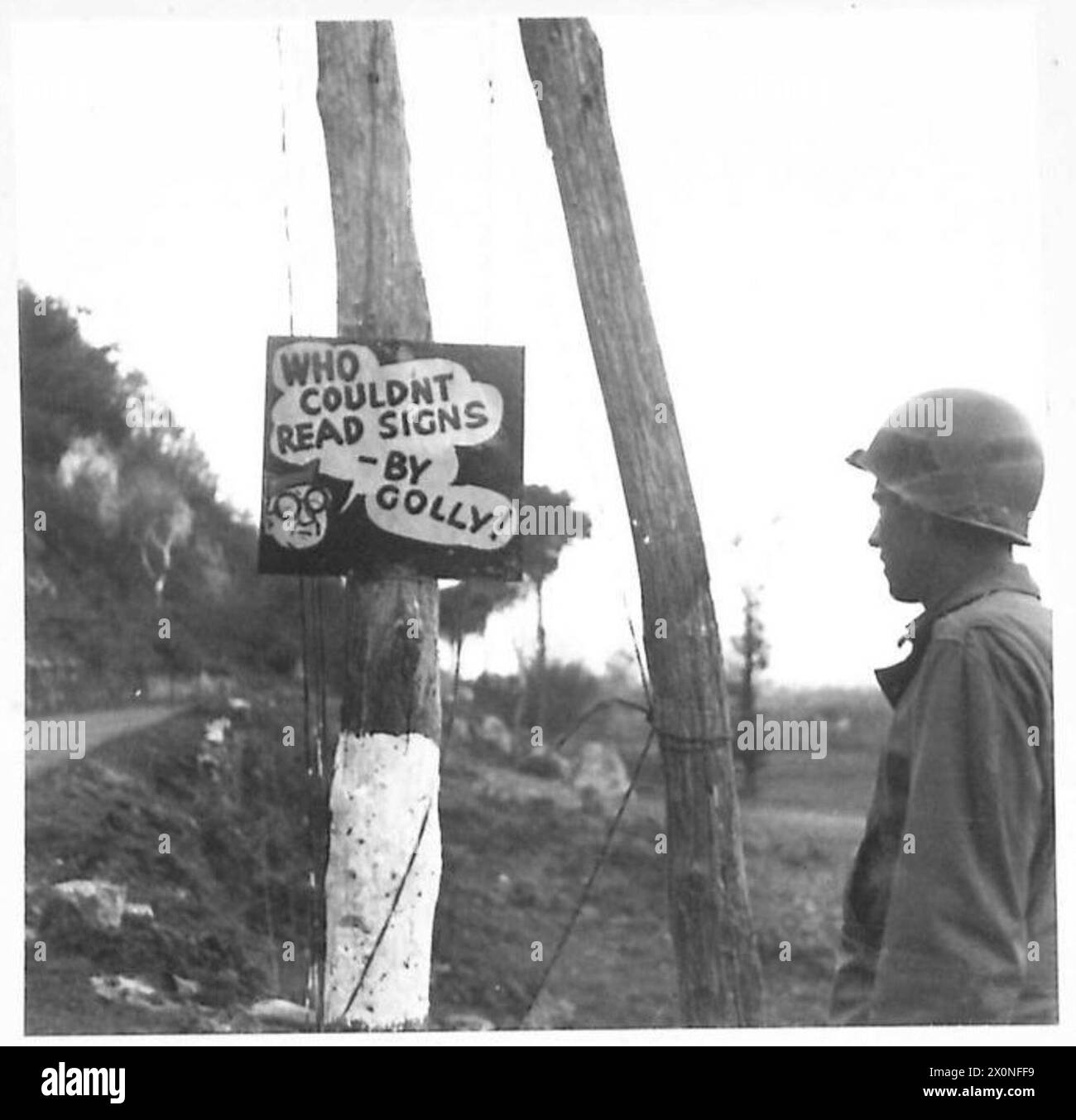 Fotoserie, die einen amerikanischen Soldaten an der Venafro-Front mit der britischen Fünften Armee zeigt und einen Verstoß gegen die Straßenverkehrsverfahren während militärischer Operationen hervorhebt. Stockfoto
