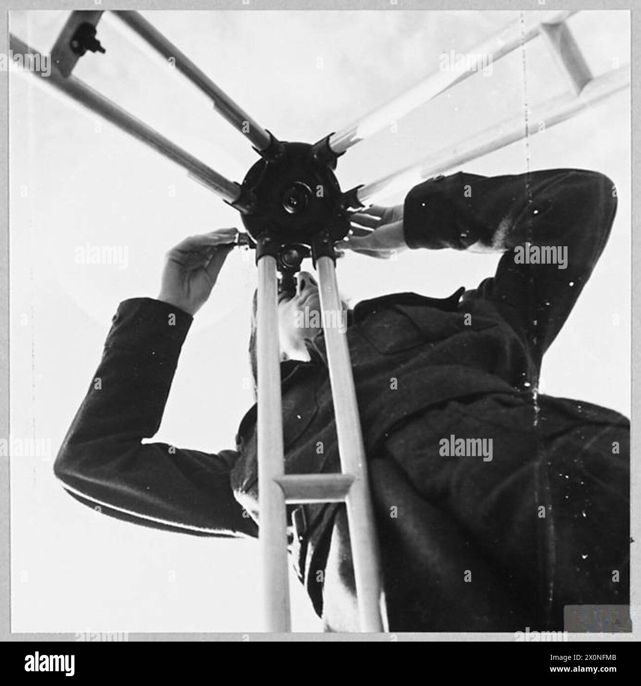 Corporal R. Hudson aus Glasgow, ein ehemaliger Bankbeamter, verwendet einen Theodoliten und Ballon, um die obere Windgeschwindigkeit und -Richtung für meteorologische Operationen der RAF im Jahr 1944 zu bestimmen. Stockfoto