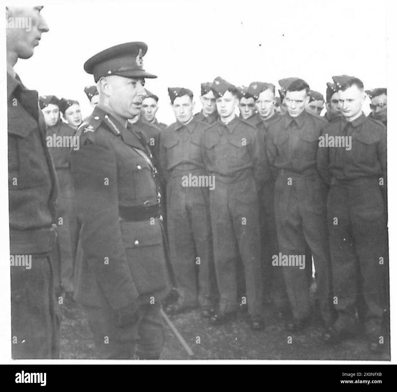 Ein General inspiziert ein Aufklärungsbataillon, spricht an ihrem ersten Tag in Uniform mit Rekruten und steht während der Überprüfung ruhig. Stockfoto