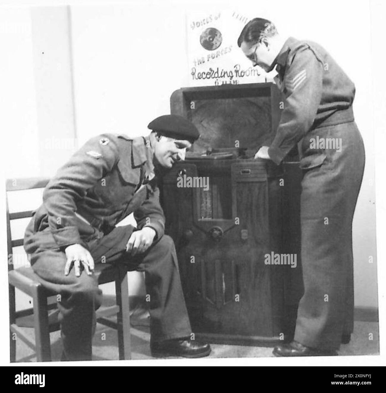 Ted Jellyman hört sich eine aufgezeichnete Nachricht des Programms „Stimmen der Kräfte“ an, bevor sie aus Italien nach Hause geschickt wird. Stockfoto