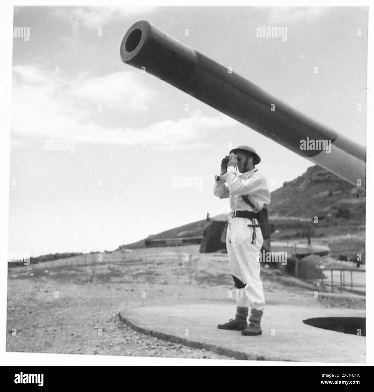 IN Einer KÜSTENARTILLERIESCHULE hält der Blick auf eine 6-Zoll-Küstenwaffenbatterie wachsam. Fotografisches negativ, britische Armee Stockfoto