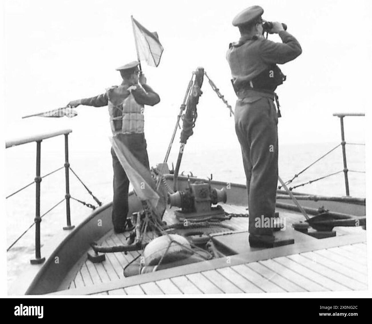 Flaggensignale werden zwischen Booten im Rahmen von Marineoperationen der British Army gesendet und gelesen. Fotografisches negativ, britische Armee. Stockfoto