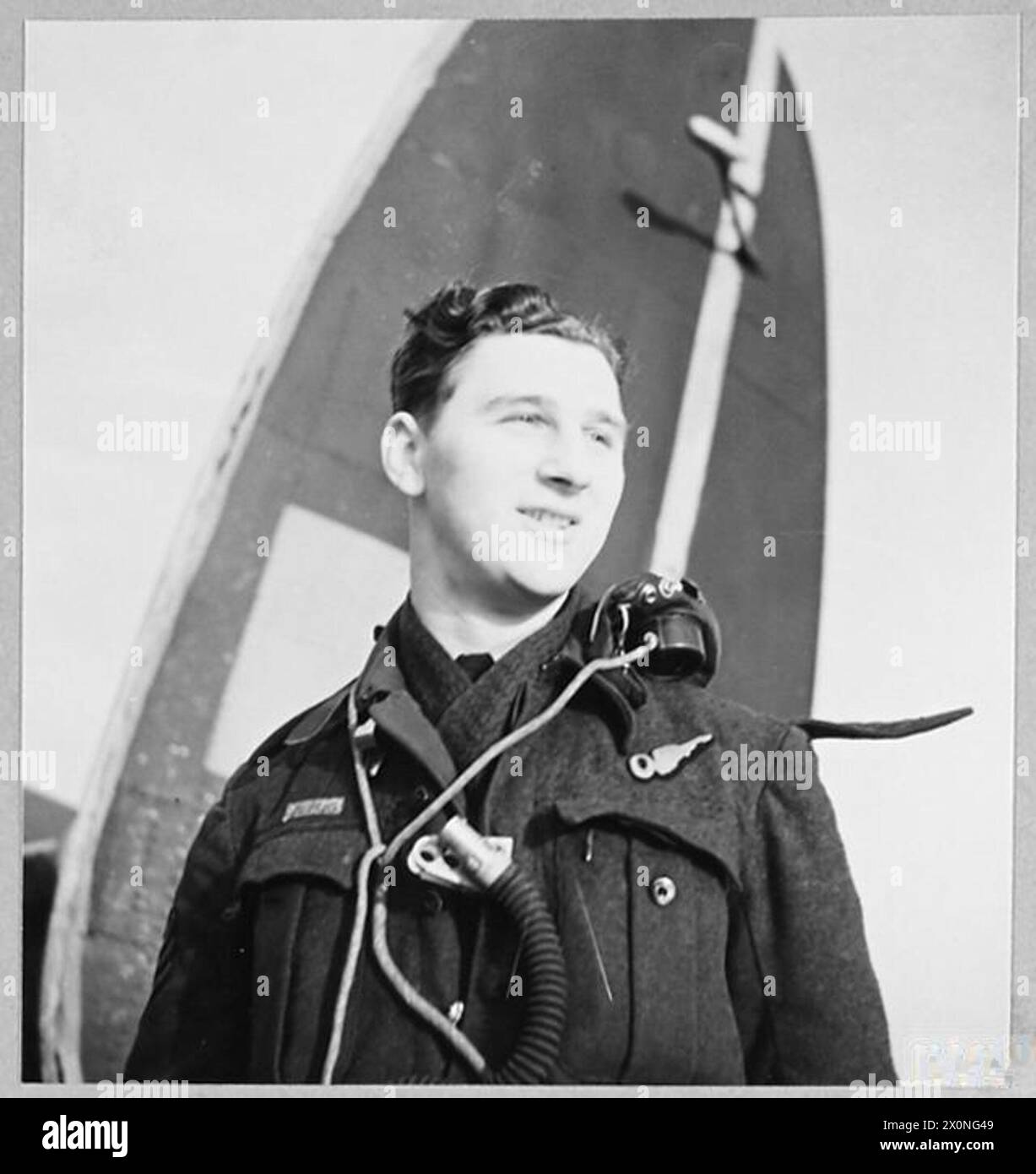 Fotografisches negativ, das Sergeant F.W. Music, 21-jähriger Navigator aus Tegina, Saskatchewan, 1943 mit dem Royal Air Force-Flugzeug T for Tommy zeigt. Stockfoto