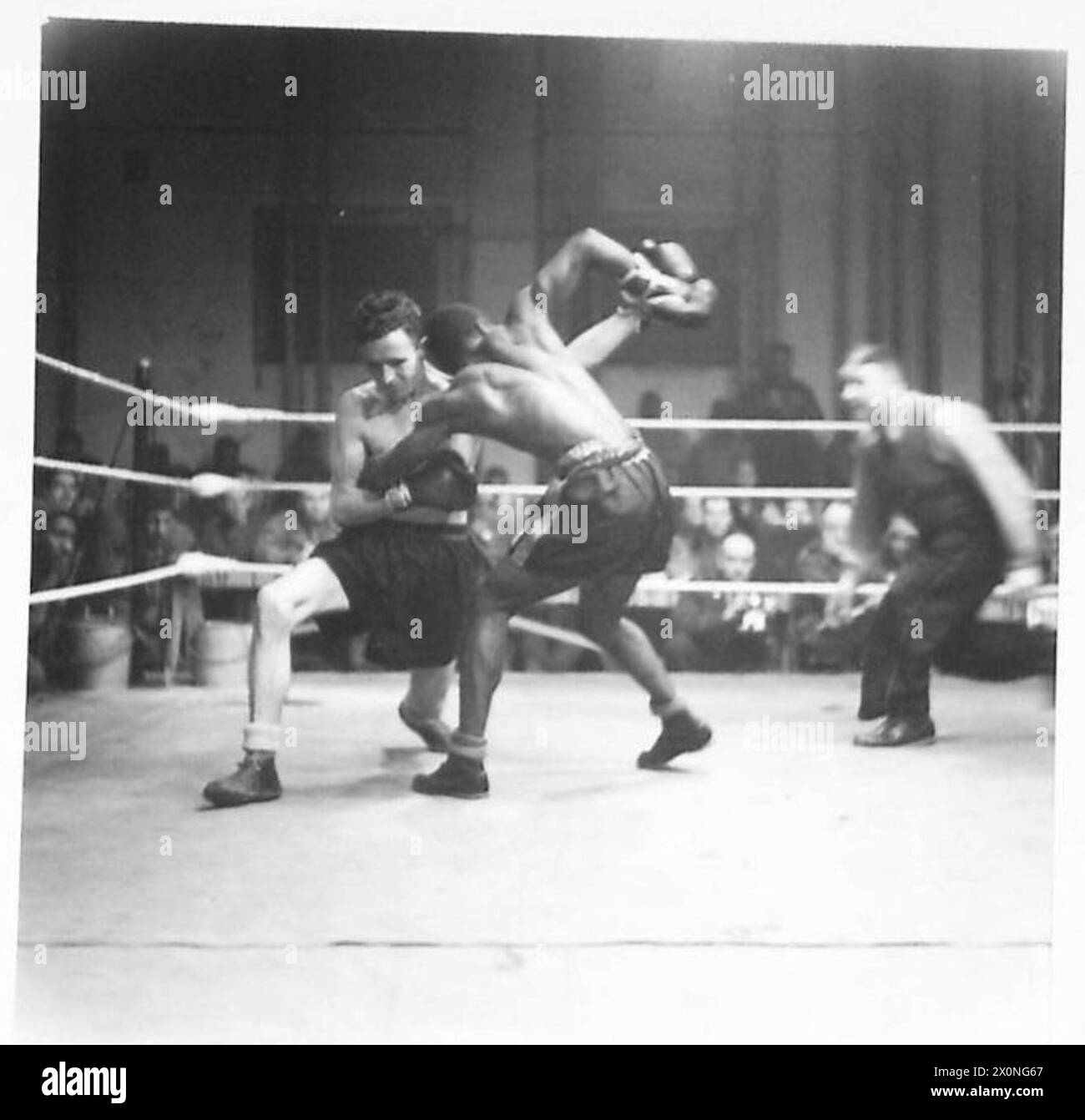 Spr. Henry Johnson von der British Army und Melvin Pullen von der U.S. Army traten in einem Amateur-Bantamgewicht-Boxkampf an, wobei Pullen mit Punkten gewann. Stockfoto