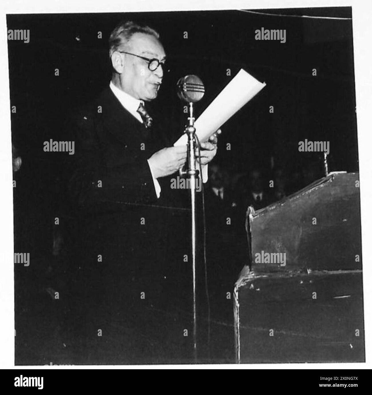 Der griechische Parteiführer St. Gonatas von der Nationalen Liberalen Partei hält in Athen eine Rede mit Parteimitgliedern und Menschenmassen und Lautsprechern, die im Hintergrund sichtbar sind. Stockfoto