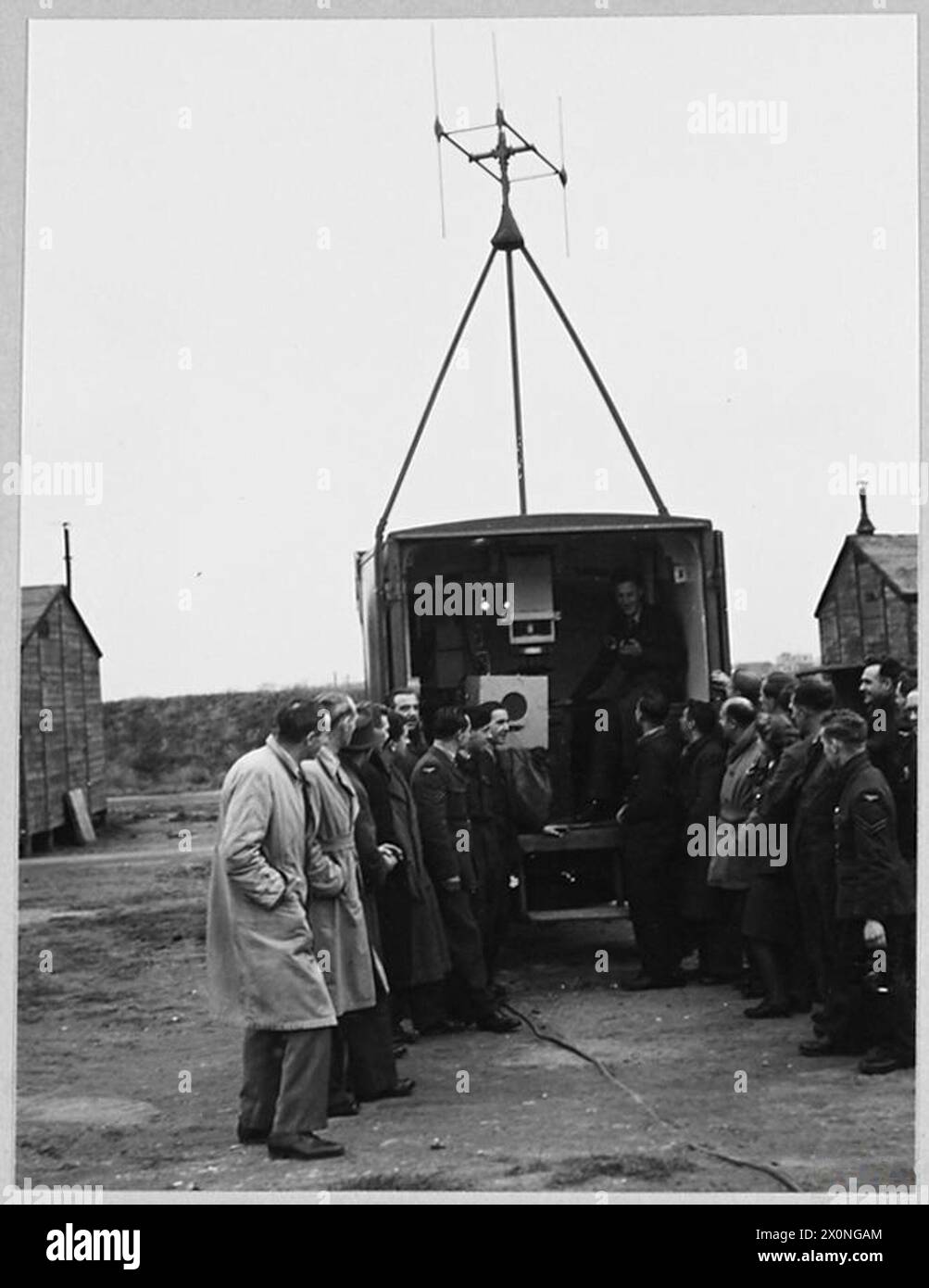 Meteor-Flugzeuge brechen Geschwindigkeitsrekord an der Manston RAF Station; die Bodencrew hört die Kommentare vom Herne Bay Course. Stockfoto
