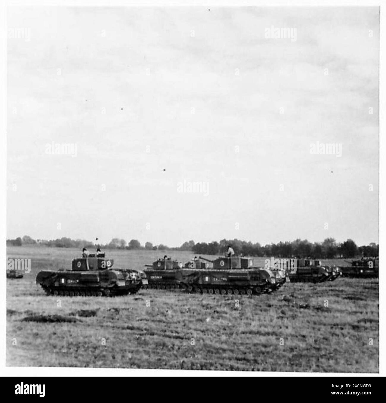 Churchill-Panzer einer Panzerbrigade werden auf einer Parade und anschließend auf der Fahrt gezeigt und in einem fotografischen negativ der britischen Armee festgehalten. Stockfoto