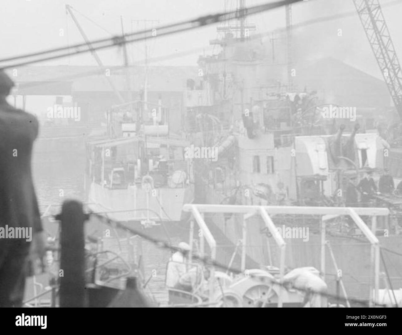 Die Hafenarbeiter führen wichtige Reparaturen an britischen Schiffen und Handelsschiffen an den Mersey Docks und Gladstone Docks durch, um die Betriebsbereitschaft zu gewährleisten. Arbeit von Hewson, Charles & Co Ltd, Sandhills, Liverpool. Stockfoto