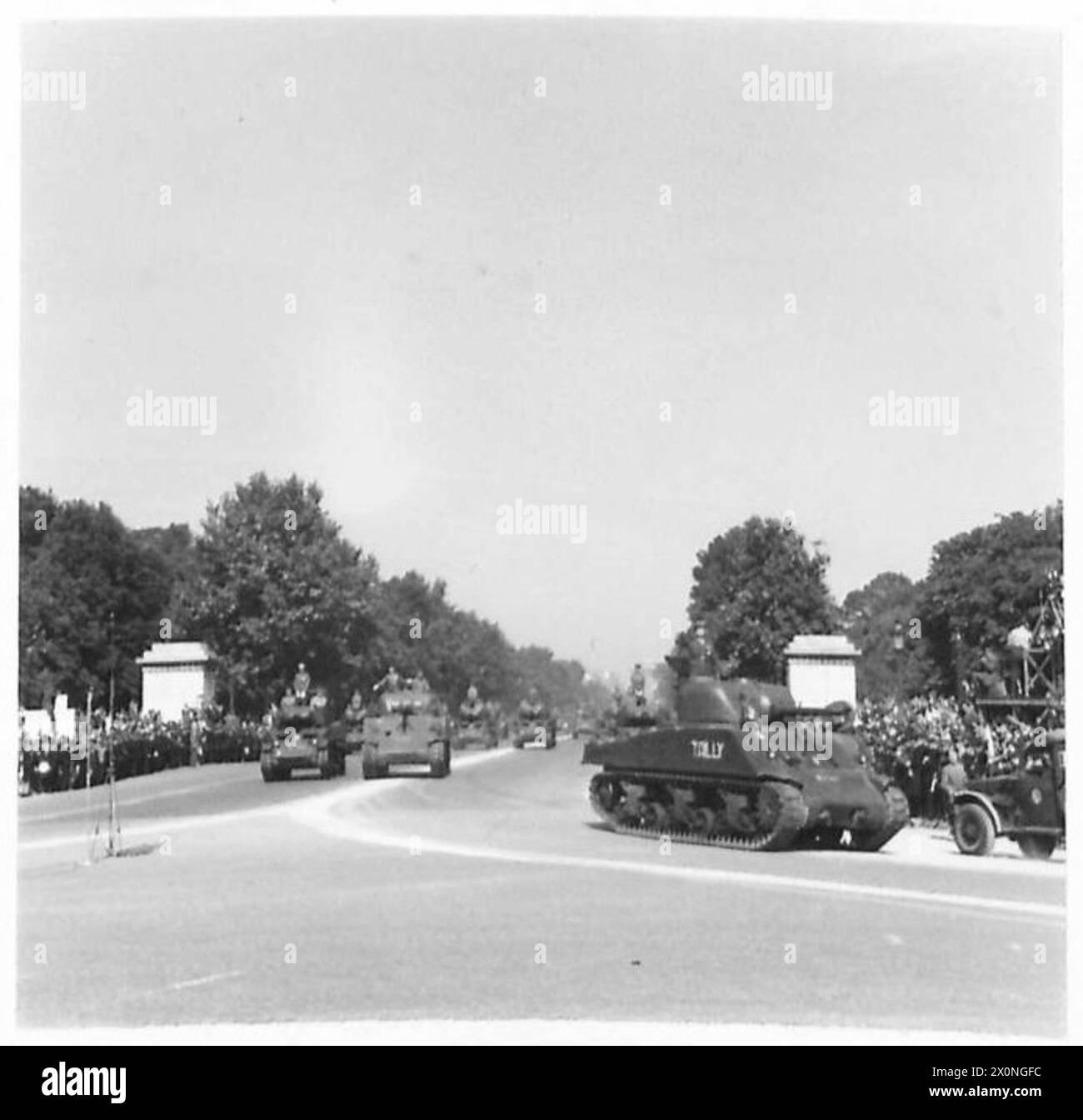 Tanks werden gezeigt, die an einer Parade entlang der Champs d'Elysées in Paris teilnehmen. Fotografisches negativ der britischen Armee, 21. Armeegruppe. Stockfoto
