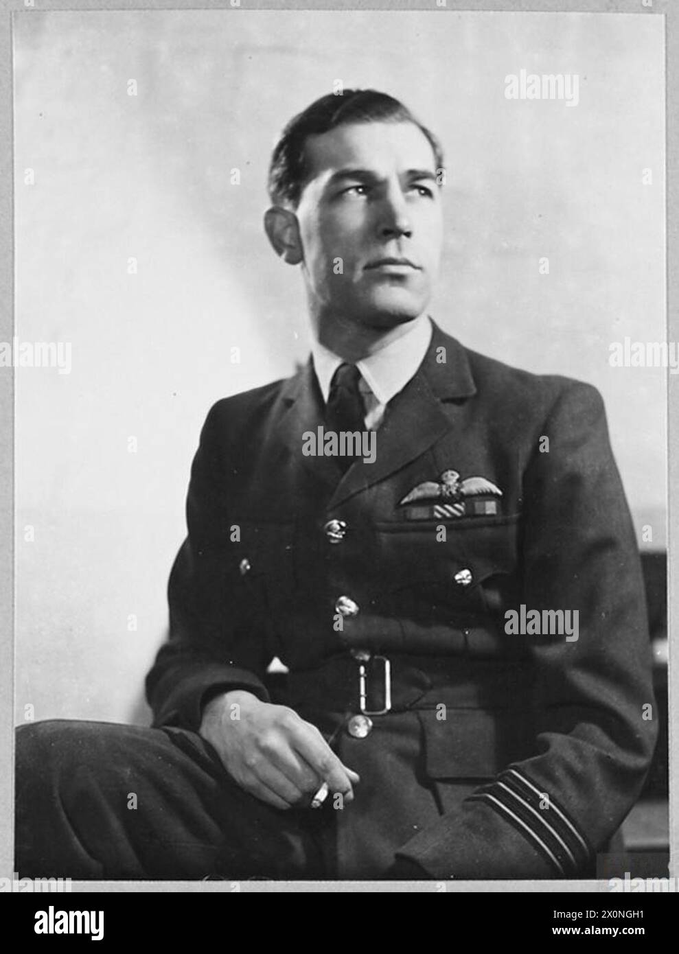 WING COMMANDER G.H.D EVANS, DSO., DFC. Wing Commander George Howard David Evans, der an der Whitgift School in Croydon ausgebildet wurde, war 1936 Kadett in Cranwell und wurde ein Jahr später in Auftrag gegeben 1945. Im April 1943 wurde er mit dem D.F.C. ausgezeichnet. Er verfügt über eine hervorragende Bilanz von Anti-Schifffahrt-Streiks und hat wertvolle fotografische Aufklärungsflüge durchgeführt. Im Oktober 1943 erhielt er den D.S.O. Er ist 27 Jahre alt und ist Wing Commander [Training] beim R.A.F. Coastal Command. Fotografisches negativ, Royal Air Force Stockfoto