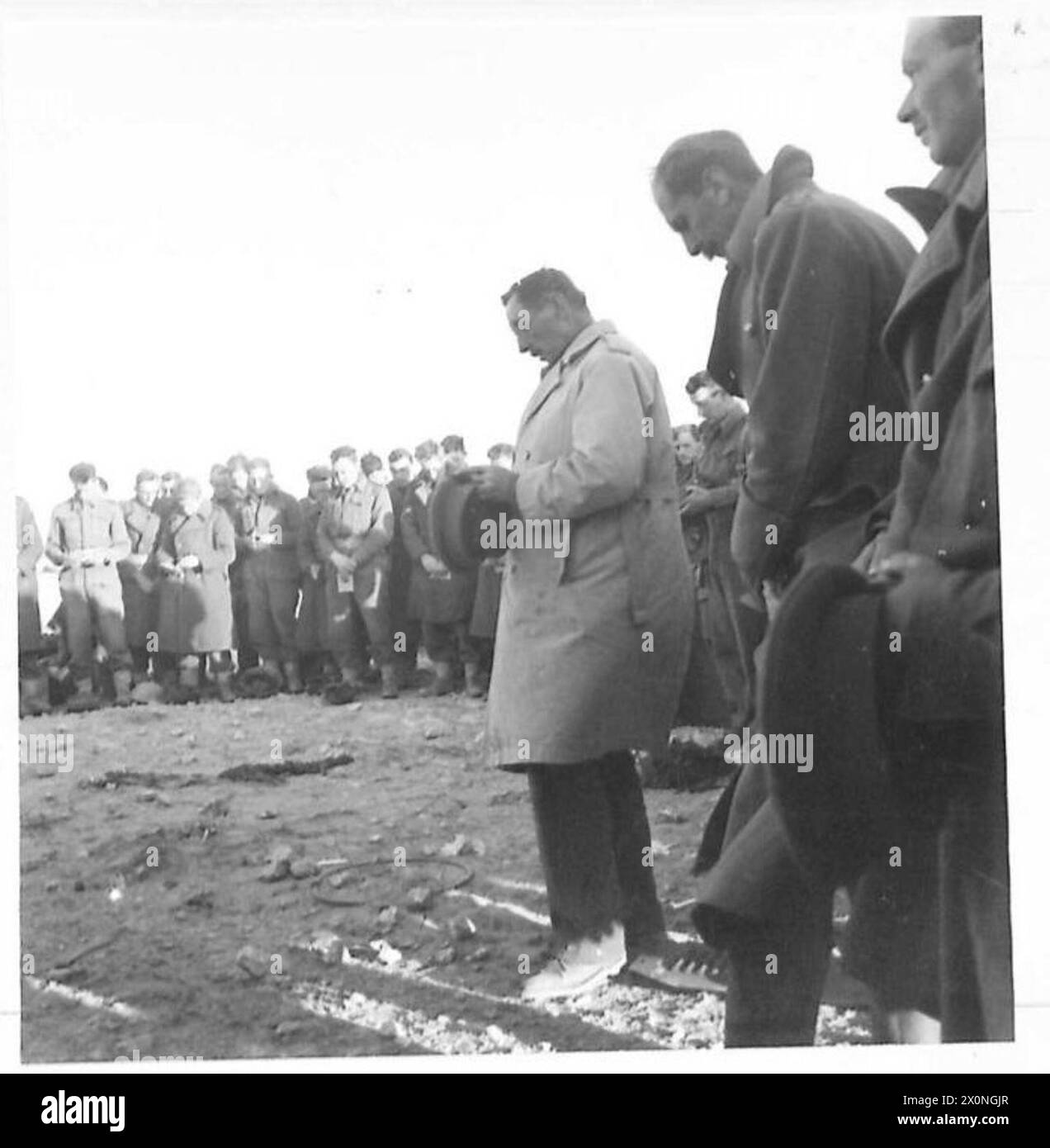 Brigadier Briggs nimmt an einem Thanksgiving-Dienst in El Adem Teil, an dem Mitarbeiter der britischen Armee teilnehmen. Fotografisches negativ, britische Armee. Stockfoto