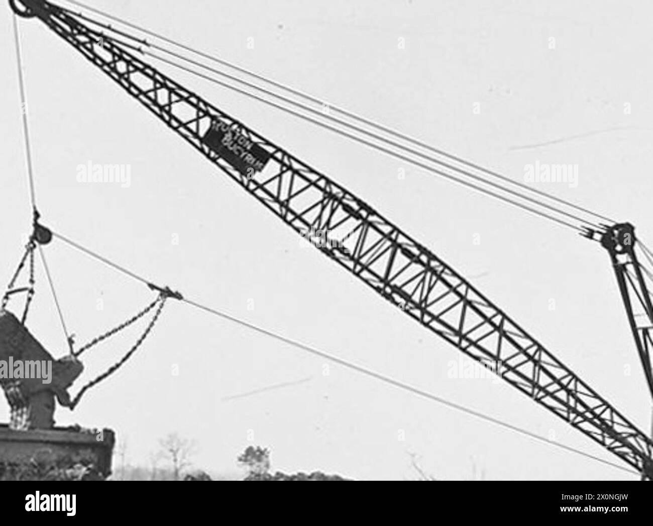 Ruston Bucyrus Bagger und andere Geräte laden 1943 auf einer Baustelle auf einem Flugplatz in Midlands Material in einen LKW. Fotografisches negativ, Royal Air Force. Stockfoto