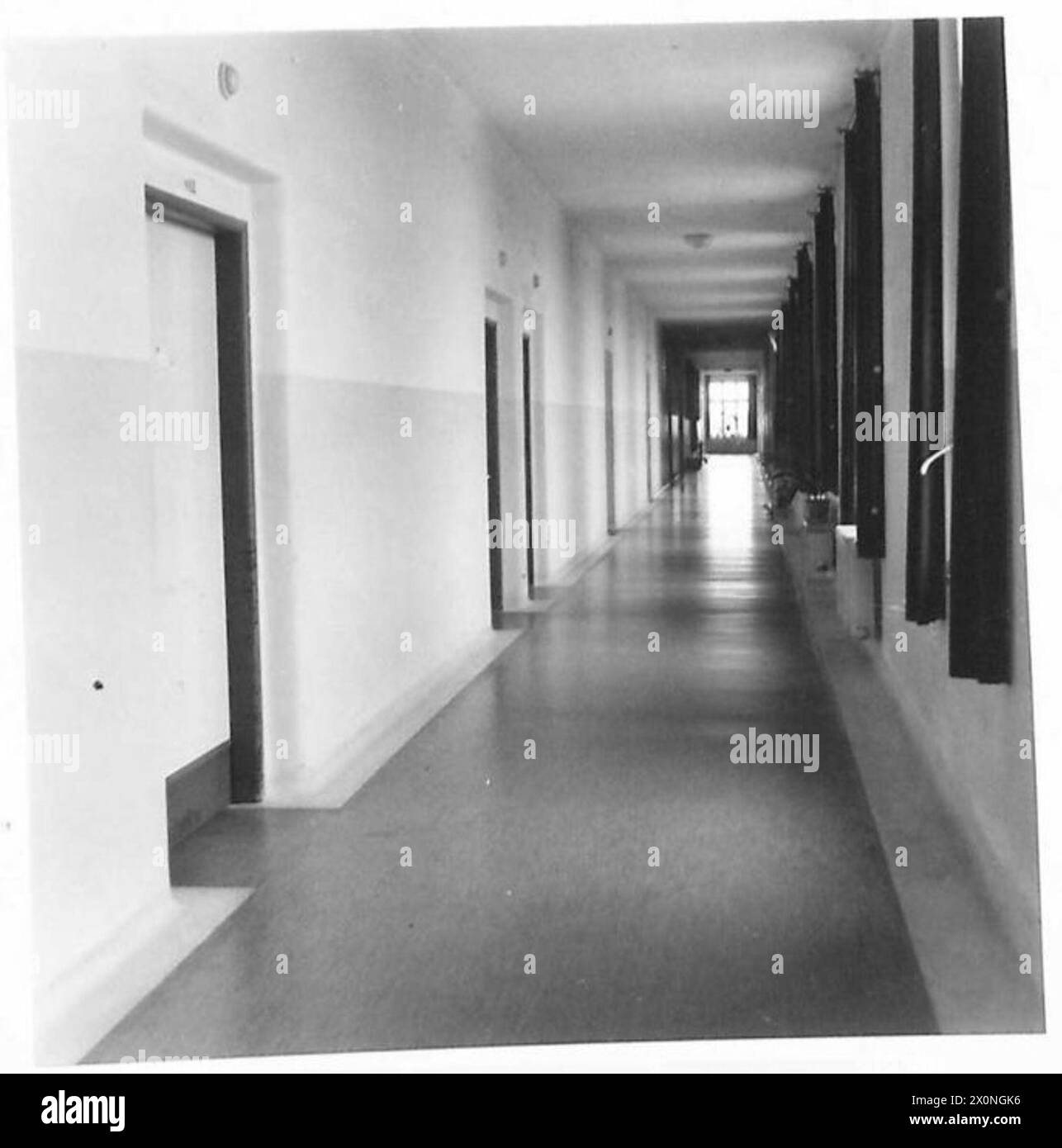 Eingangs- und Treppenansichten der Psychotherapieabteilung in einer Wehrmachtskaserne und einem Krankenhaus in Deutschland. Stockfoto