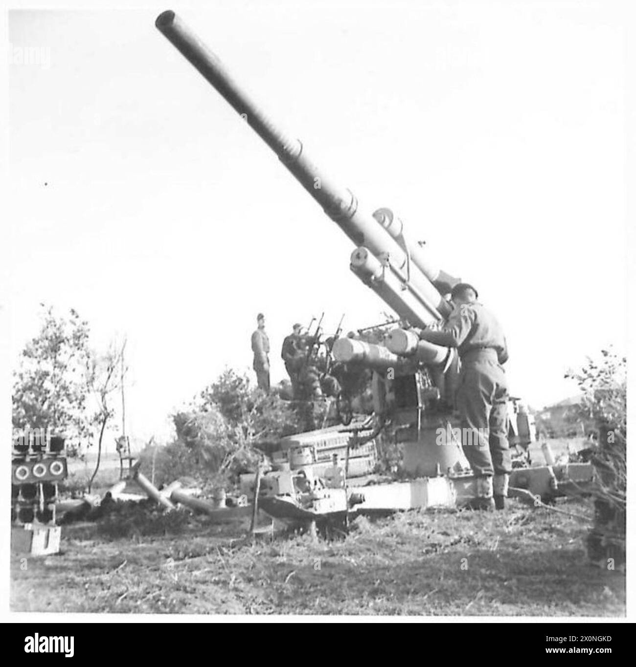 Eines der vier 88-mm-Geschütze feuerte auf einen sich nähernden Konvoi südlich von Rom ab; das Geschütz blieb während der Landung der Alliierten weitgehend unbeschädigt. Fotografisches negativ, britische Armee. Stockfoto