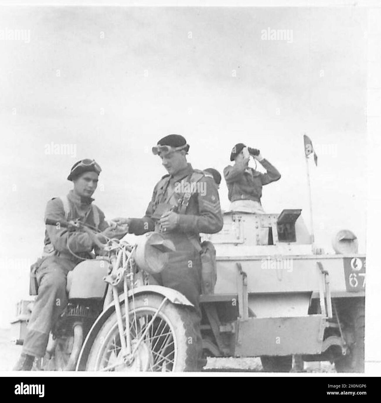 Die Army Film and Photographic Unit vervollständigt Filme und Berichte, dann liefert ein Entsendefahrer das Material an den Sektionsführer im Hauptquartier der Division während des Zweiten Weltkriegs Stockfoto