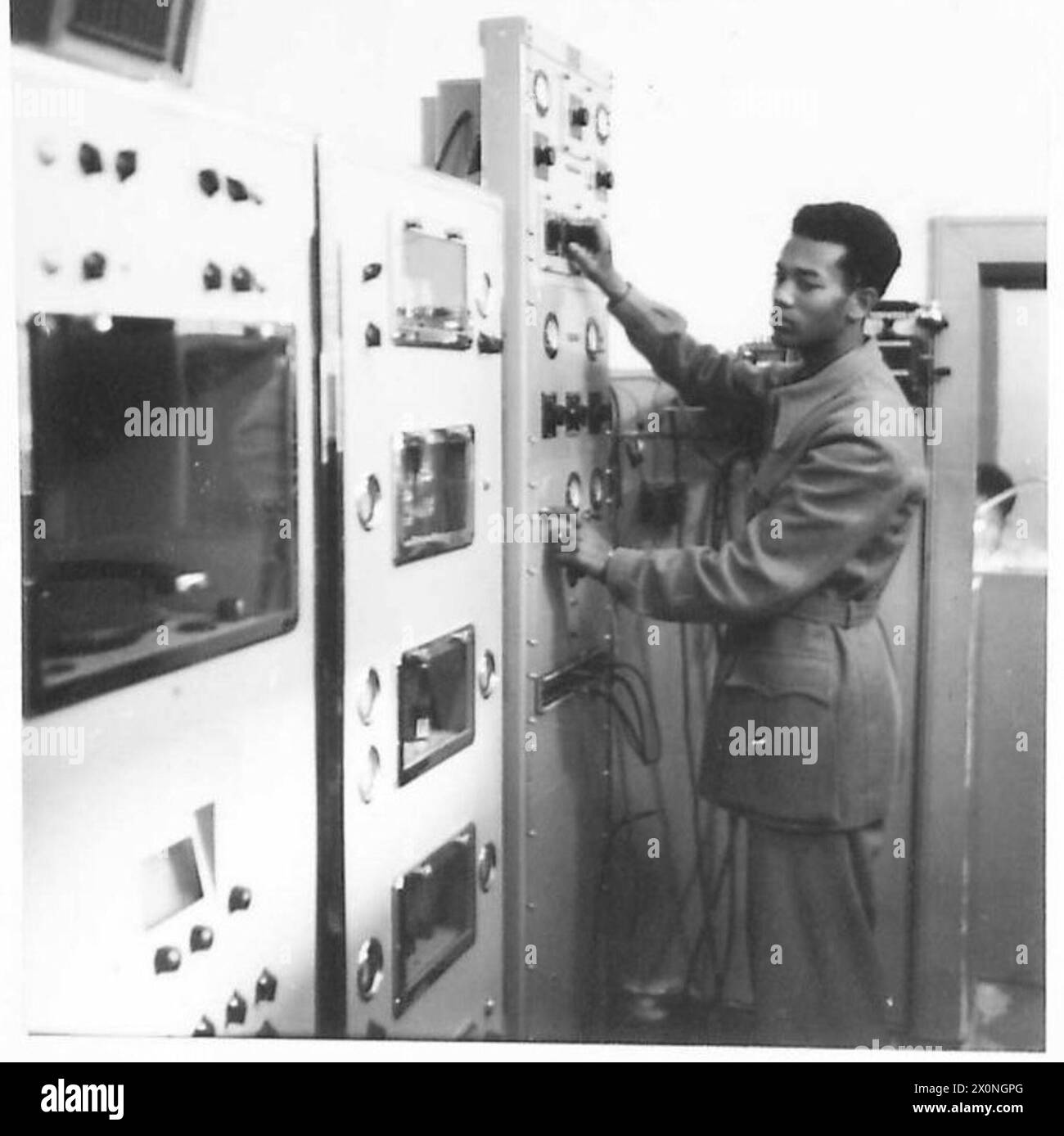 Ein Abessinischer Techniker betreibt eine Zentrale in der Sendeanstalt Addis Abeba. Stockfoto