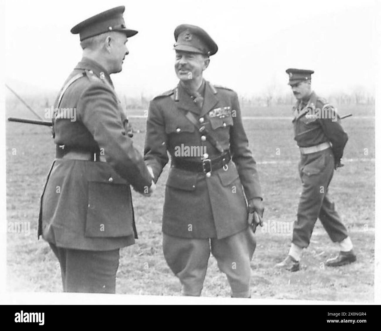 Feldmarschall Viscount Gort wird von General Alexander begrüßt, nachdem er Zeuge des Victoria Cross war, das seinem Schwiegersohn während der Operationen der Fünften Armee in Anzio verliehen wurde. Stockfoto
