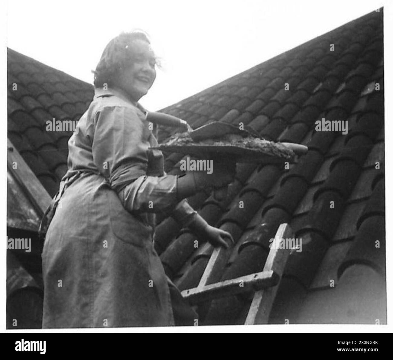 ATS-HANDWERKSKURS – Dachreparaturen werden in den Hilfskräften vermittelt. Vor. Methven bereitet sich darauf vor, ein gekacheltes Dach zu reparieren. Fotografisches negativ, britische Armee Stockfoto