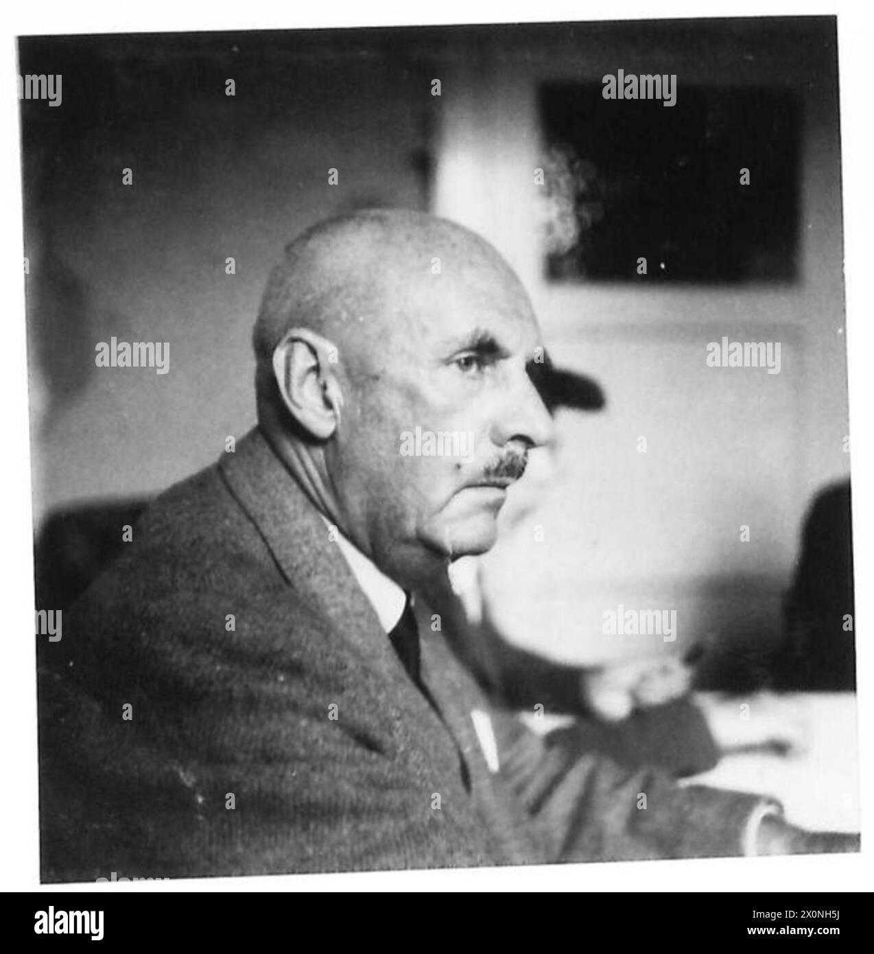 Dr. Lehr, stellvertretender Vorsitzender der Christdemokratischen Partei Nordrheinlands, während der Umstrukturierung der Zivilverwaltung in Köln. Fotografisches negativ, britische Rheinarmee. Stockfoto