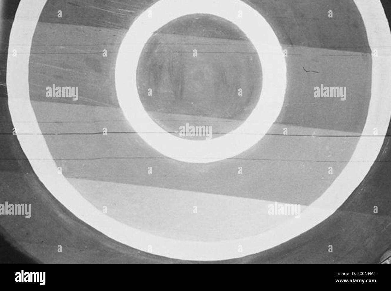 Das Bodenpersonal der RAF bereitet einen Bomber für den Flug vor, überprüft die Identifikationsmarken und führt vor dem Flug Verfahren durch. Stockfoto