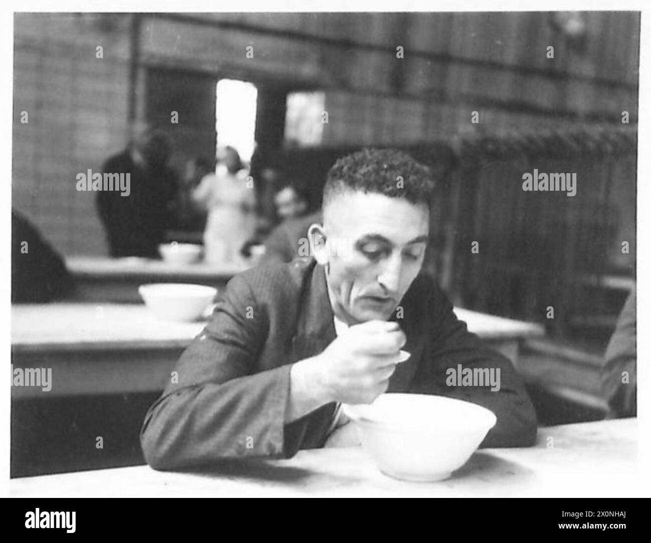 Ein norddeutscher Bergmann isst eine große Schüssel Suppe, was das tägliche Leben unter Kohlekontrolle widerspiegelt. Stockfoto