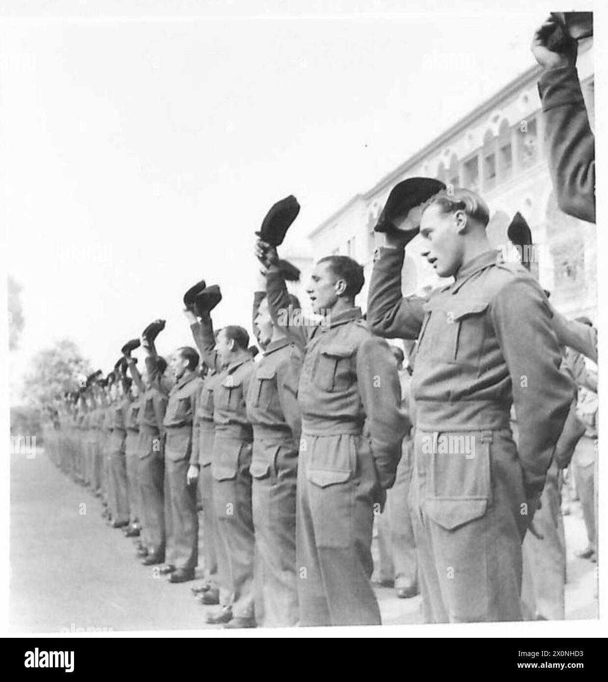 Generalmajor Jock Campbell erhält das Victoria-Kreuz-Band, während die Truppen anfeuern und seine Tapferkeit erkennen. Fotografisches negativ, britische Armee. Stockfoto