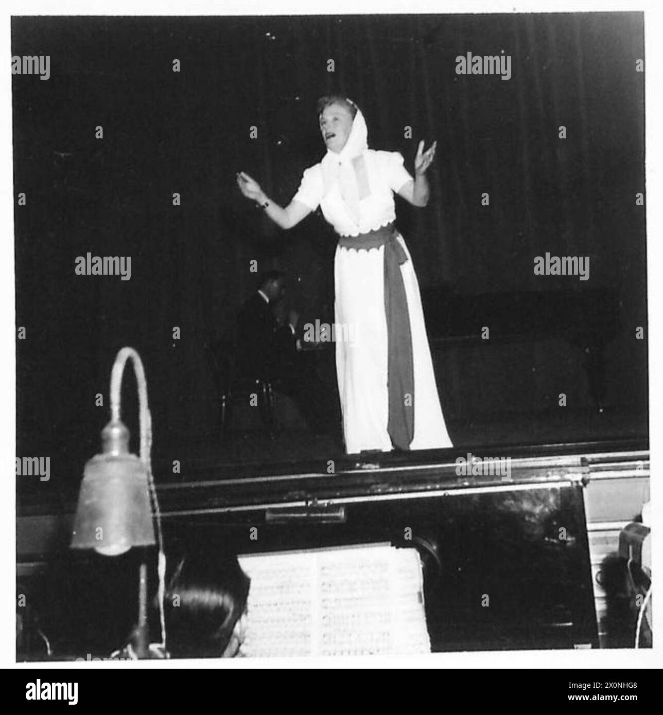 Gracie Fields tritt beim Finale des C.M.F. Arts Festivals in Rom 1946 auf, auf der Bühne der Festival Variety Hall, in der Mitarbeiter der britischen Armee anwesend sind. Stockfoto Gracie Fields tritt beim Finale des C.M.F. Arts Festivals in Rom 1946 auf, auf der Bühne der Festival Variety Hall, in der Mitarbeiter der britischen Armee anwesend sind. Stockfoto