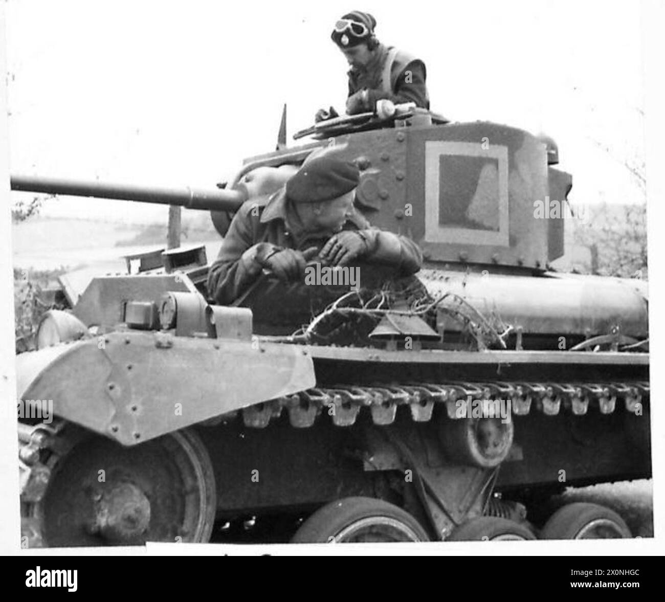 Während einer Anti-Invasion-Übung der britischen Armee unterbricht eine Panzerbesatzung, um eine Karte zu studieren, um taktische Planung und Koordination zu demonstrieren. Stockfoto