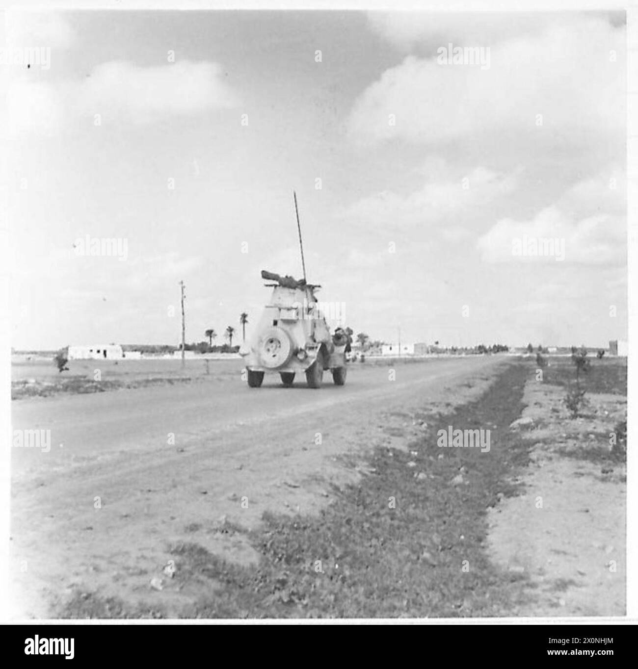 Ein gepanzerter Wagen befindet sich auf der Ghemines-Agedabia-Straße südlich von Benghazi in der Westwüste, fotografiert während des feindlichen Vormarsches. Stockfoto