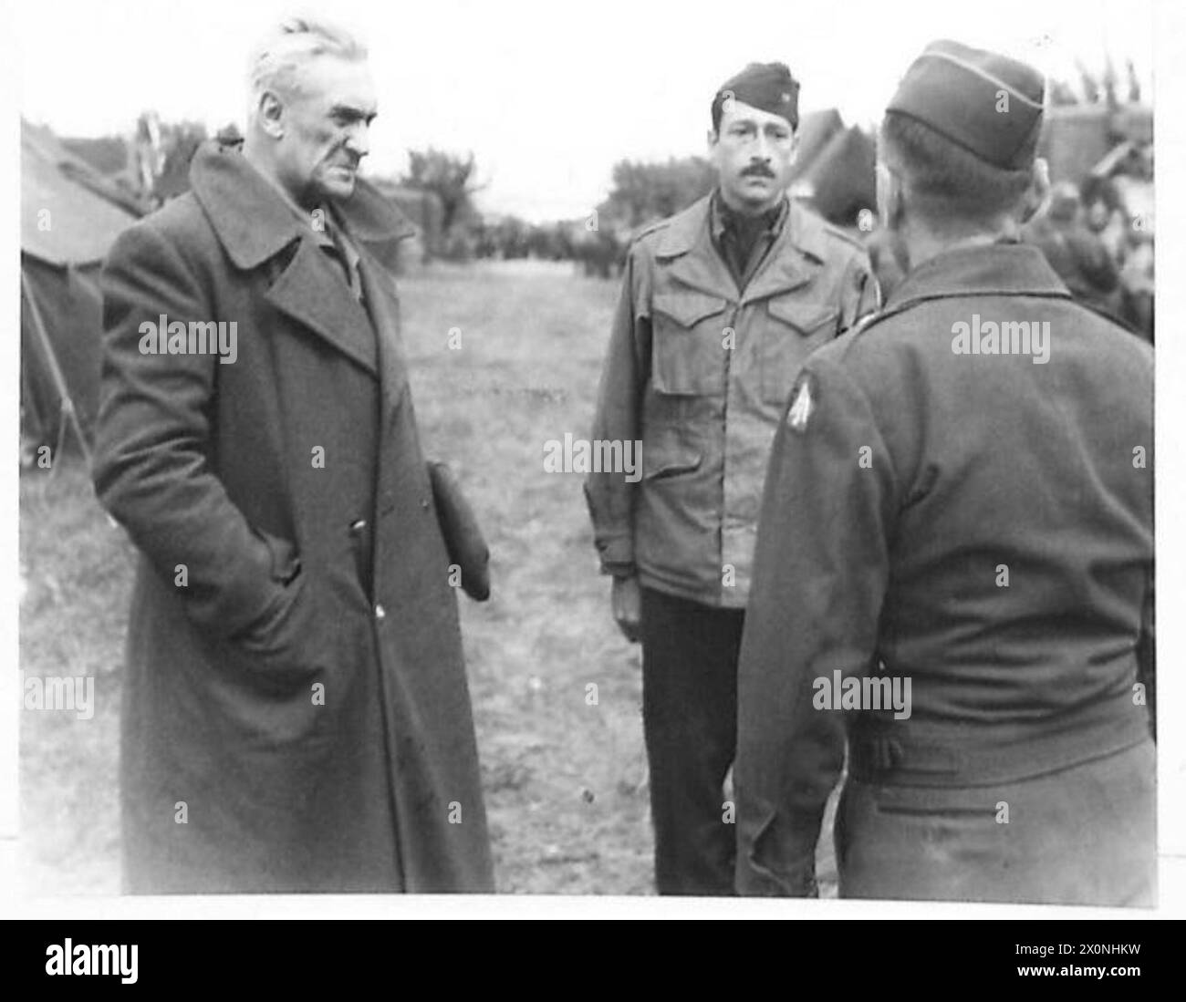 MARSCHALL GRAZIANI GEFANGEN GENOMMEN – Marschall Graziani, Kommandeur der ligurischen Armee, fotografiert bei der 5. Armee H.Q., wo er von Brigadegeneral Howard verhört wurde. Fotografisches negativ, britische Armee Stockfoto