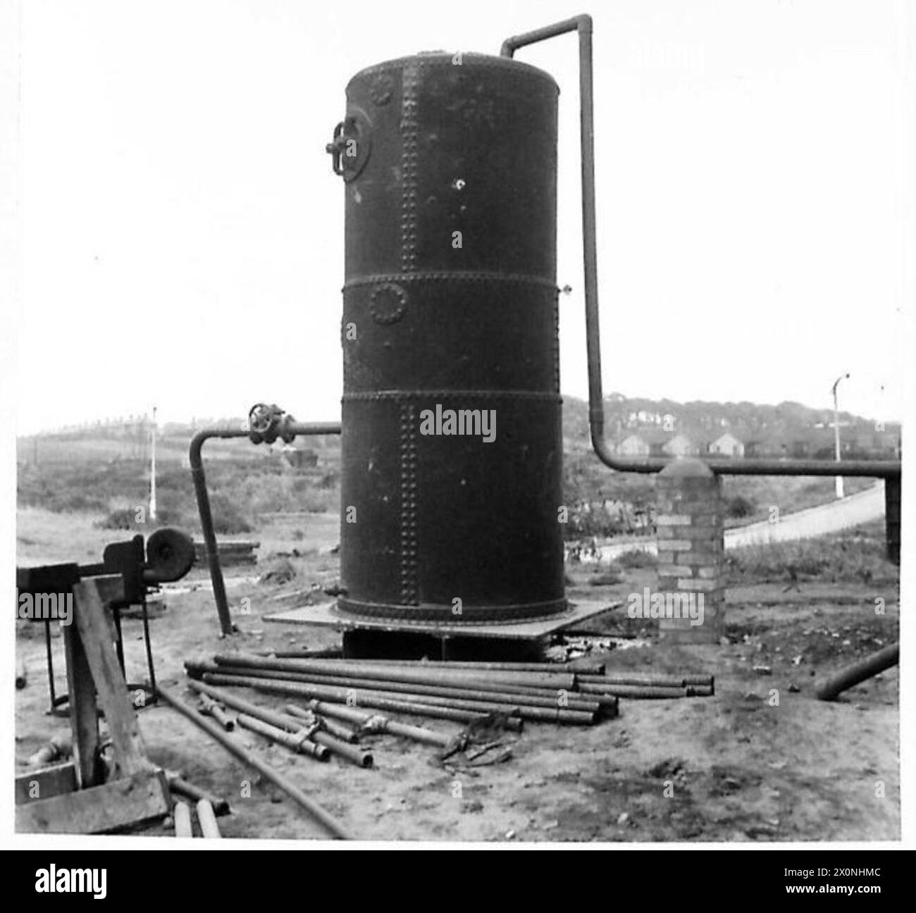 Kompressorluftbehälter in einem Lager für Reservevorräte. Fotografisches negativ, britische Armee. Stockfoto Kompressorluftbehälter in einem Lager für Reservevorräte. Fotografisches negativ, britische Armee. Stockfoto