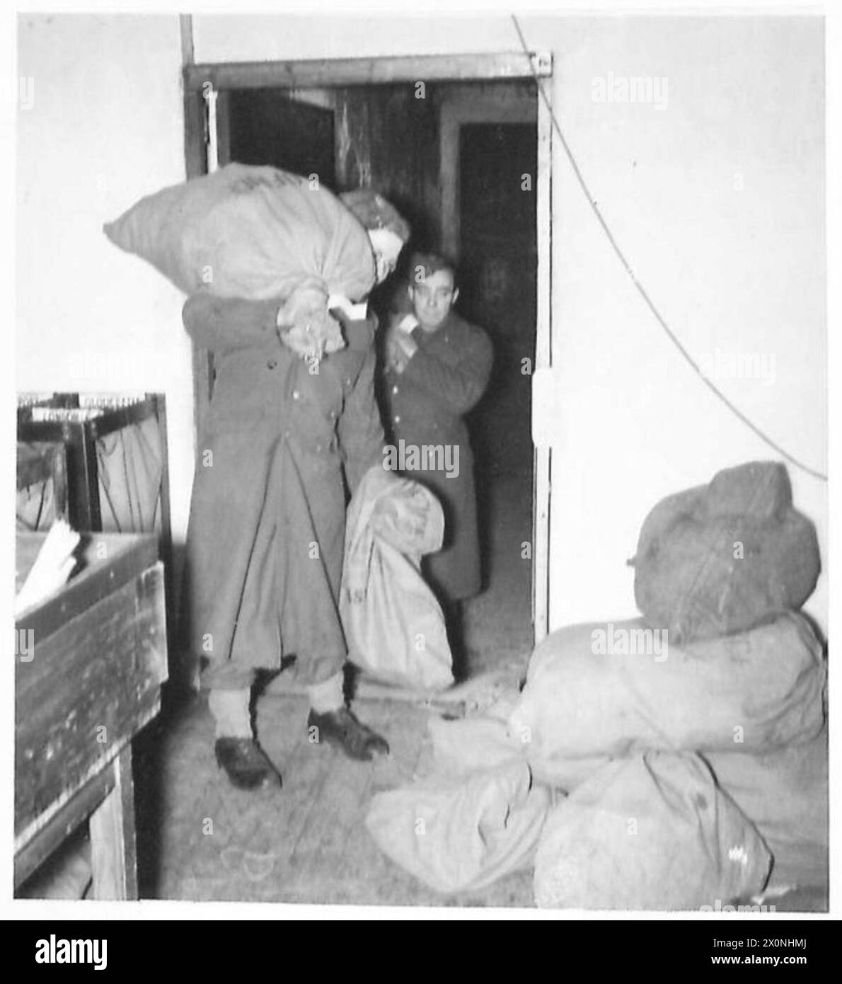 Die Postsäcke kommen in einem Postamt der Armee an, wo das Personal Sortieren und Verteilen übernimmt. Fotografisches negativ dokumentiert die Arbeit. Stockfoto