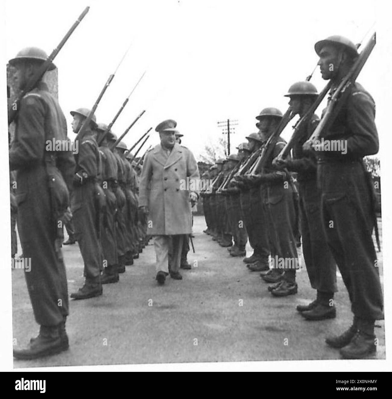 Das Foto zeigt Generalleutnant H.H. den Maharaja von Kaschmir, der bei seiner Ankunft in Dover eine Ehrenwache inspiziert. Fotografisches negativ, britische Armee. Stockfoto