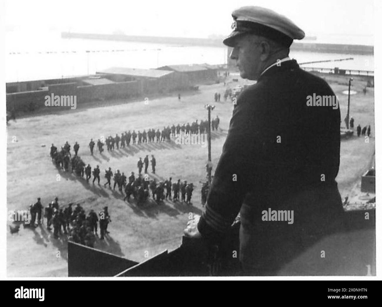 Captain R.P. Mann, OBE, RMN, wird während der Vorbereitungen der Fünften Armee für eine neue Landung der Alliierten in Italien dargestellt. Fotografisches negativ der britischen Armee. Stockfoto