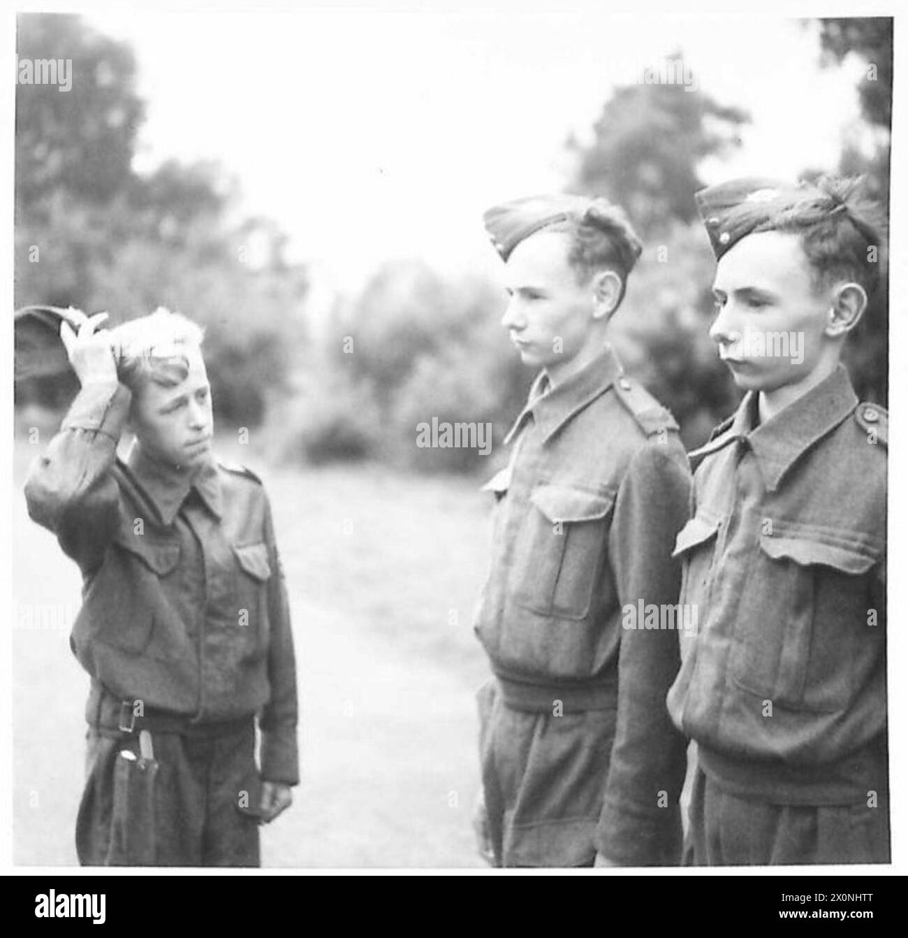 Sgt. D. Radford, der kleinste Kadett mit 4'4' und siebzehn Jahren, wird auf der Parade gezeigt. Stockfoto