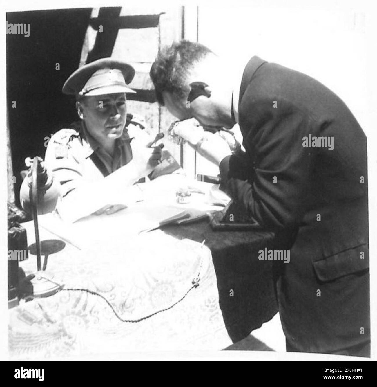 Ein faschistischer Anführer zeigt während des Verhörs in Sizilien Not. Fotografisches negativ, britische Armee. Stockfoto