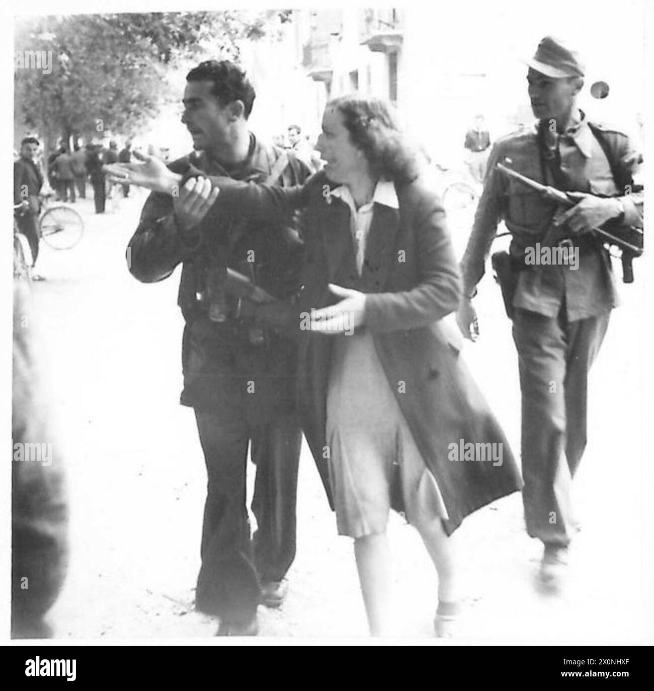 In Brescia wird eine faschistische Scharfschützin von einem Patrioten begleitet, während der letzte Widerstand der Stadt endet. Stockfoto