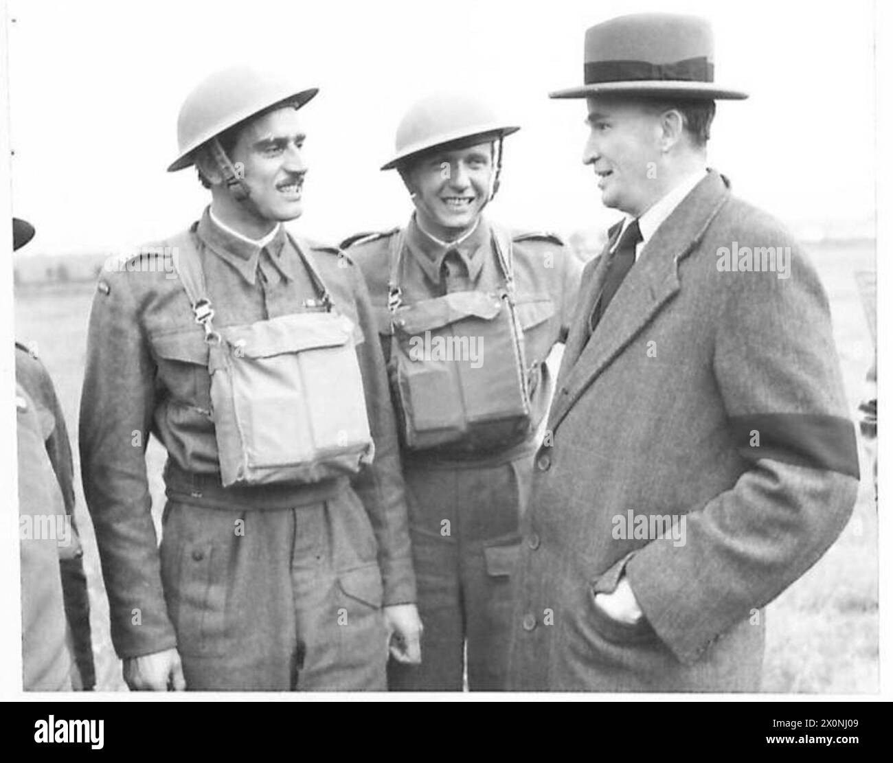 DIE POLNISCHE ARMEE IN GROSSBRITANNIEN, 1940-1947 - Richter William M. Clark vom Princeton US Circuit Court of Appeal sprach mit Soldaten des 1. Polnischen Korps, die vor kurzem aus einem deutschen Kriegsgefangenenlager geflohen sind. Fotos, aufgenommen während Richter Clark und E. J. Bisiker, britischer Vizekonsul in Cleveland, Ohio, Besuch beim 1. Korps in Schottland polnische Armee, polnische Streitkräfte im Westen, 1. Korps, Clark, William M. Stockfoto